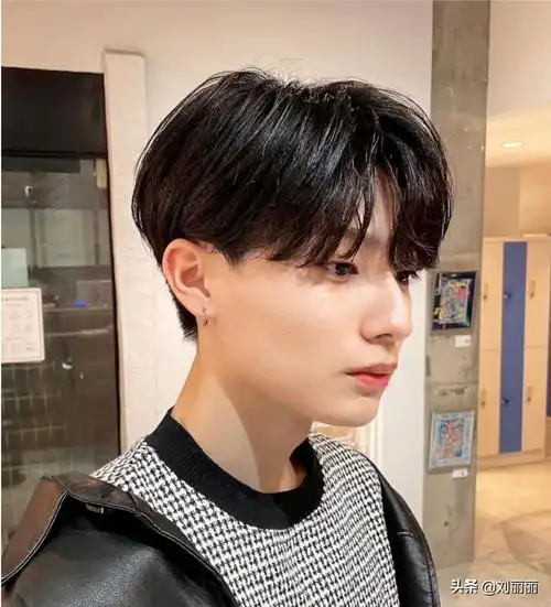 两边短中间长的发型(长脸型适合什么样的短发发型)-图5