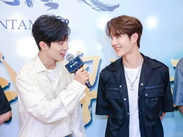 肖战和王一博再合体同样的白t搭配居然都这么帅