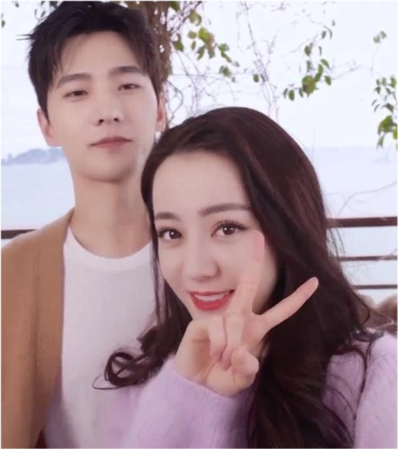 杨洋热巴晒亲密合拍照两人甜美接触网友直呼太有cp感