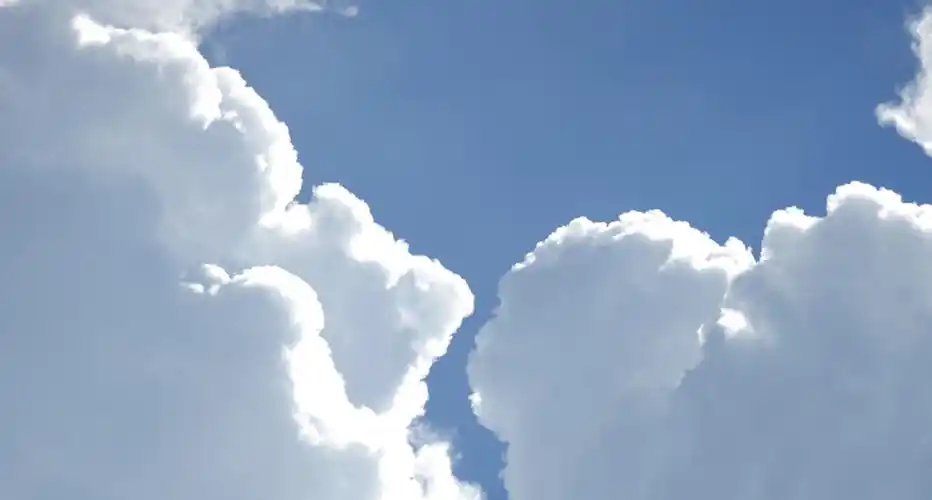 云儿看上去柔柔软软,雪白雪白的,有一种扯一片白云做衣裳的冲动.