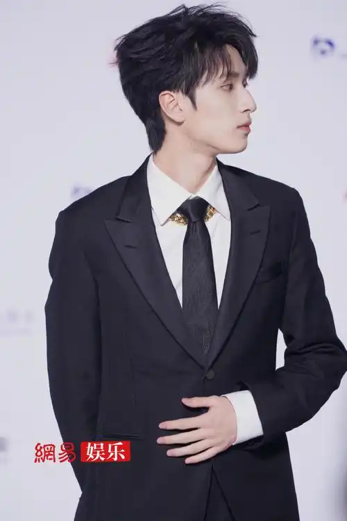 小易在现场##东方风云榜云现场#@时代少年团-严浩翔黑西装搭配黑领带