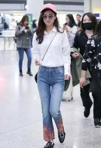 如何穿出多样化风格?33岁赵丽颖造型值得参考,轻松打造不同魅力