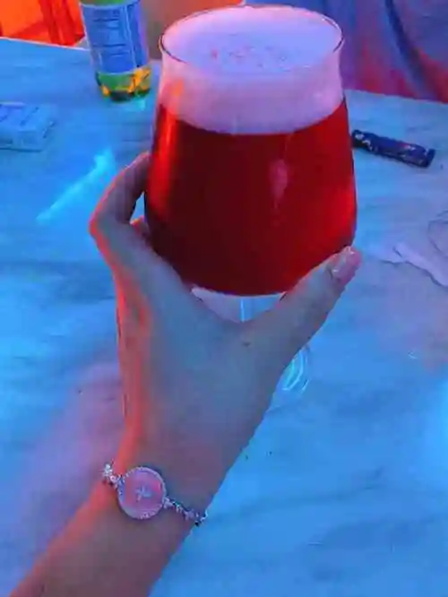 打分 樱桃味啤酒儿～一般～ 桃子味的好喝些～ 晚上音乐很大声