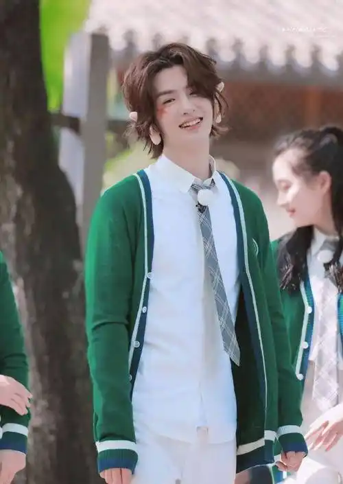 蔡徐坤黄明昊同录《奔跑吧》,背后的名牌亮了!_网友_造型_蔡小葵