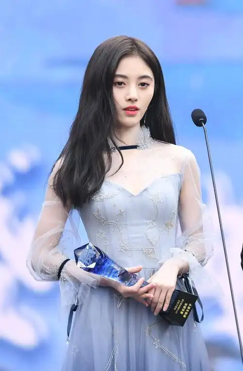 鞠婧祎一身渐变蓝色仙女裙太精致,穿平底鞋也不显矮