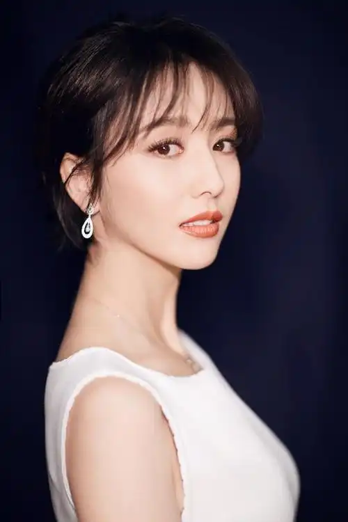 "红",只因剪短发至少年轻10岁,意外时尚|短发|佟丽娅|发型_新浪新闻