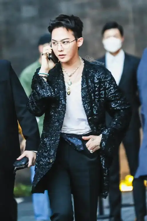 权志龙超话92#一骑绝尘权志龙#220901 香奈儿活动饭拍2cr.