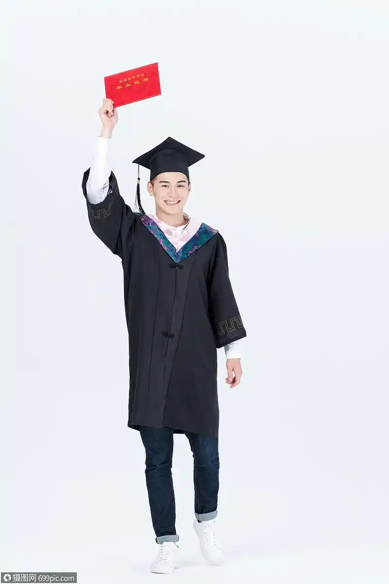 毕业季穿学士服的毕业大学生