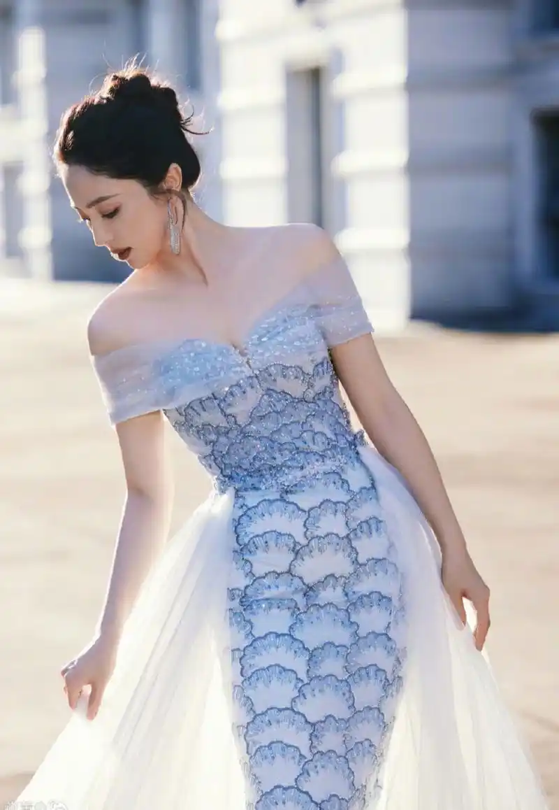 董璇# 一袭蓝色抹胸露肩连衣裙,丰满傲人的事业线,性感妖娆,纤细的