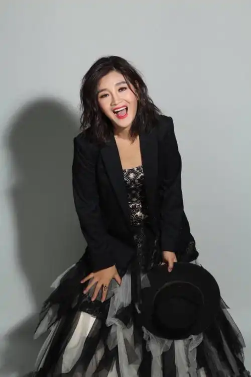 120—降央卓玛《成都》2018四川卫视花开天下跨年演唱会20171231