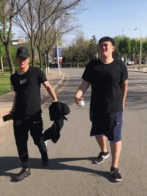 而女生走路,就会非常文静,就会更直棱.