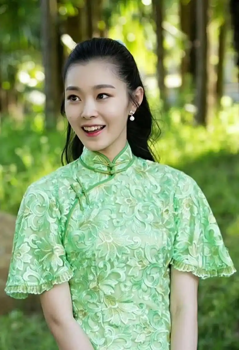 宋轶的旗袍造型太美了,温柔又大气,这才是"古典美人"!