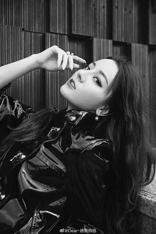 迪丽热巴 酷飒妆