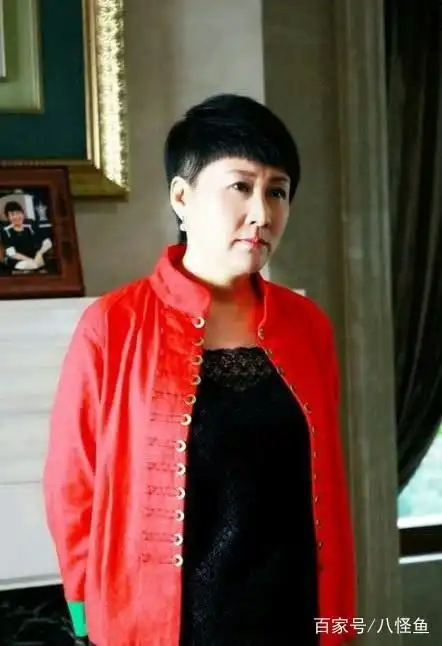 王刚58岁前妻成方圆近照穿高跟鞋台上又唱又跳撞脸张凯丽