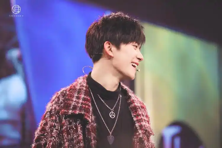 今晚易大佬即将上线,梨涡浅笑,完美侧颜|易烊千玺|大佬|上线_新浪新闻