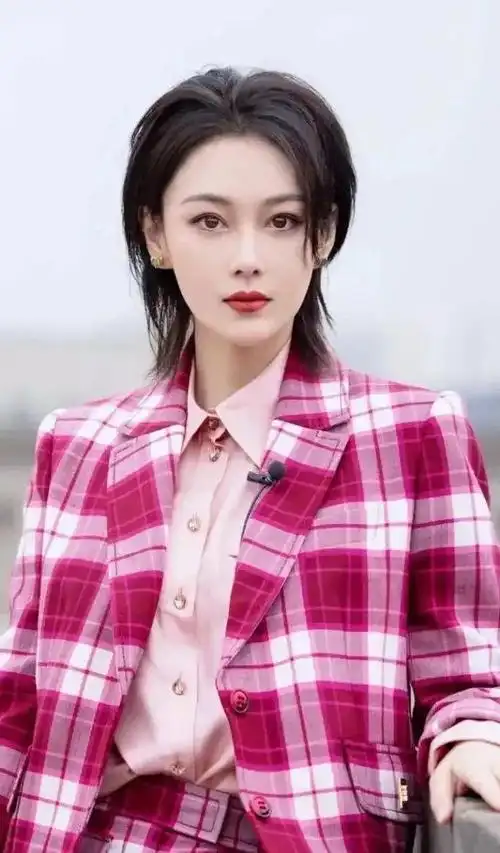 张馨予字迹惊艳,网友惊叹才华