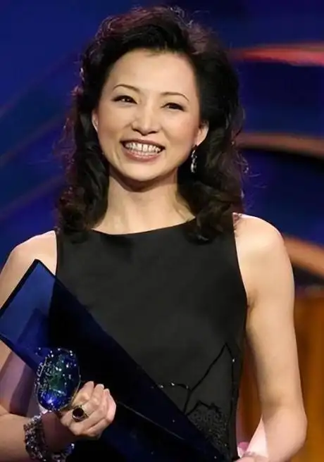 董卿含泪自诉:他若没抛弃我,也不会39岁成为俩孩子的后妈