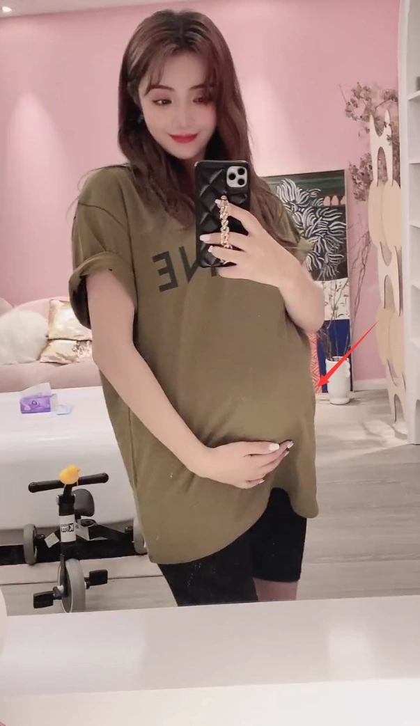 麦迪娜晒8个月孕肚照手捧大肚灵活扭胯豪宅粉色系装修希望生女儿