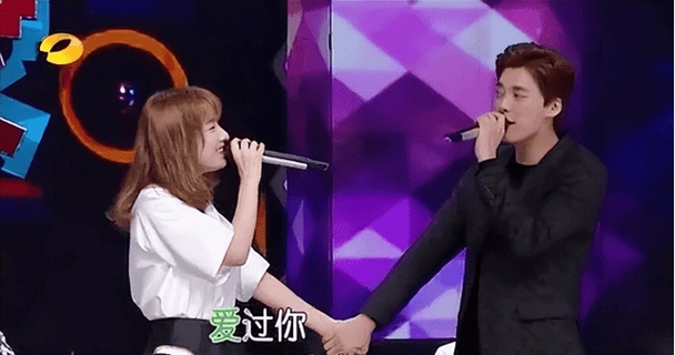 在后来的录制中,李易峰总是不由自主地看向吴昕,两人还常常"无意中"靠