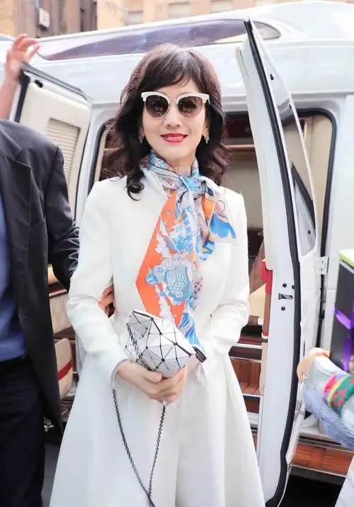 原创赵雅芝的机场照堪称奶奶辈的典范穿白大衣配丝巾气质满分