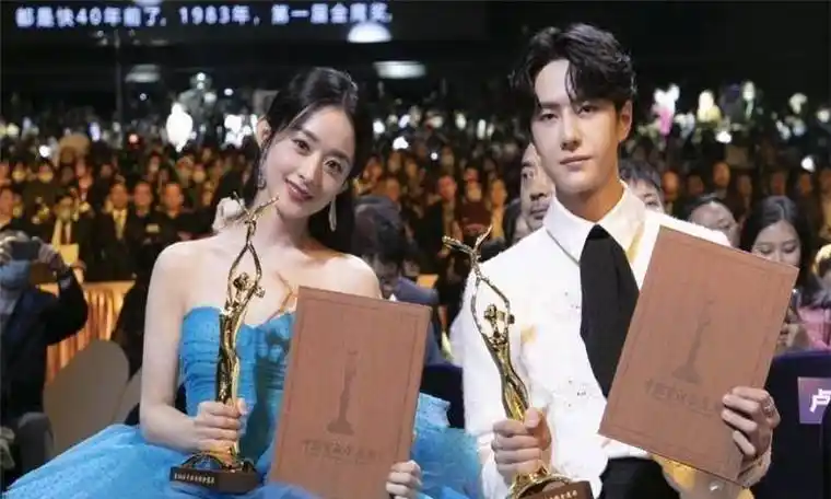 赵丽颖王一博姐弟纷纷获奖,同框养眼,二人合作的电视剧即将播出.