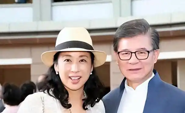 朱玲玲不掺和罗家夺产之争,放弃600亿财产,网友:为霍启刚离婚