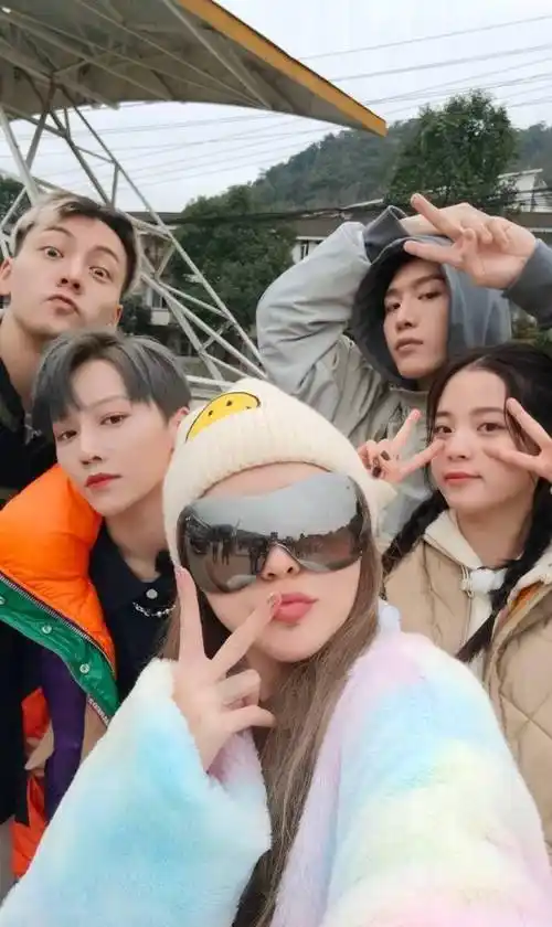 刘雨昕周扬青晒《潮流2》幕后,陈伟霆掌镜把人拍成五五分_范丞丞_照片