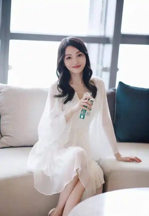 当歌手张韶涵在舞台上穿上丝袜时,朋友们说:歌也好听,人也好看