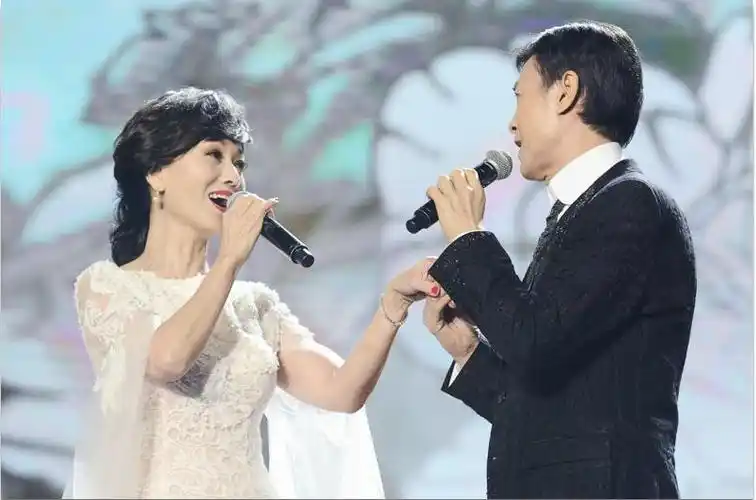 《戏说乾隆》25年后重聚 赵雅芝和郑少秋对唱