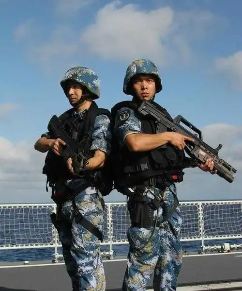 中国军人形象引外国羡慕此国军人节促销海报惊现中国军人照片