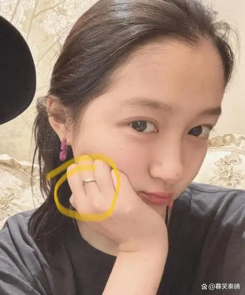 关晓彤以其天然的小白花长相而著称,不论是化妆还是素颜,她都保持着