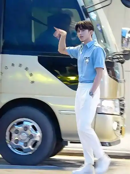 小白裤子好好看,重点是翘屁屁duang  #蔡徐坤#|#蔡徐坤新歌ridror