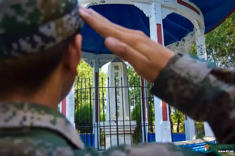 长途行军十余时,他们在先辈洒过热血的地方练兵淬火