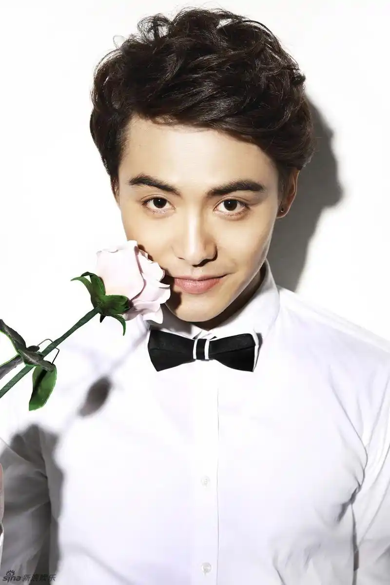 马天宇情人节花样大片 甜蜜笑容洋溢春日温暖