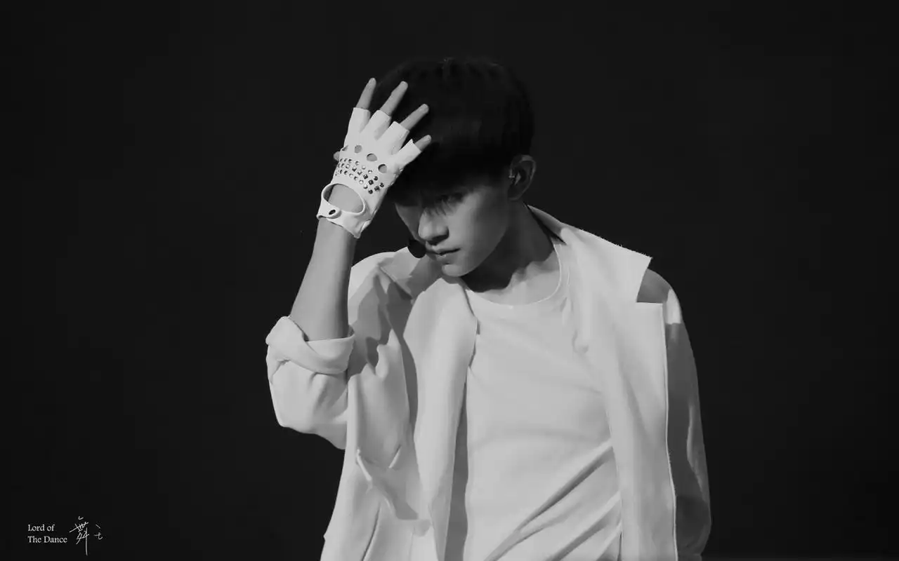 tfboys易烊千玺跳舞帅气黑白写真图片桌面壁纸