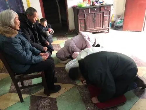 市有道实验小学五(1)班2020年春节叩拜长辈活动—孝行天下,感恩父母