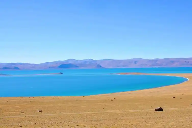 原创藏北羌塘无人区镶嵌在玉石山里的蓝宝石扎日南木措