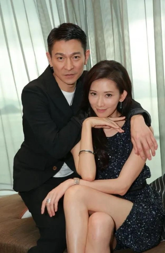 61岁刘德华难得同框林志玲,黑色西装英俊潇洒,女神穿黑裙好惊艳