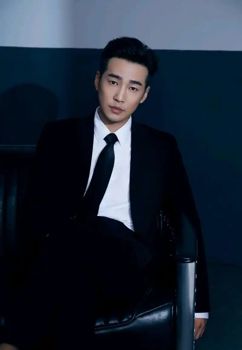 邹廷威古装现代装都是十分帅气的,不愧是山水渡的阁主,文雅内敛
