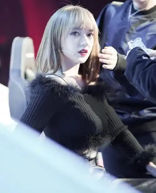 程潇到底多会穿?不过3000块的毛衣,萝莉御姐随时切换