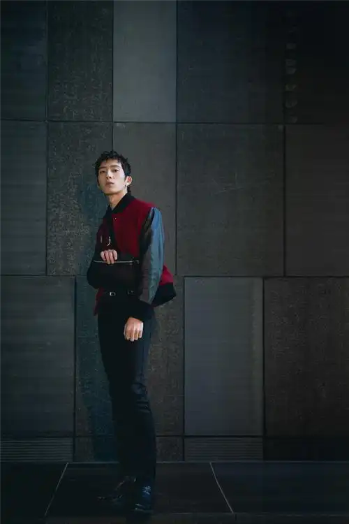 井柏然秋日时尚街拍曝光,全新短发造型清爽利落