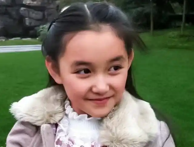 蒋依依从小就进入了娱乐圈,从小就开始接触拍戏,小时候也是甜美可爱