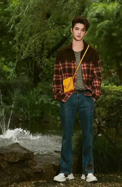 黄明昊休闲风写真花絮图片19