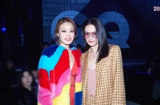 容祖儿彩虹毛绒外套亮相与舒淇合影抢镜成功