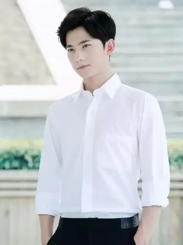 演员杨洋侧脸微笑照片