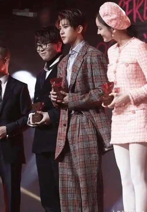 蔡徐坤身高183,毛不易身高183,两人同台,谁说了谎?_显得_原因_网友