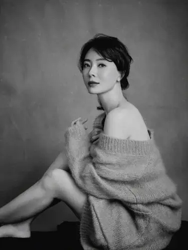 从陈数的旧照里可以看到没动脸前的她有颧弓外扩和下颌角轻度宽大的