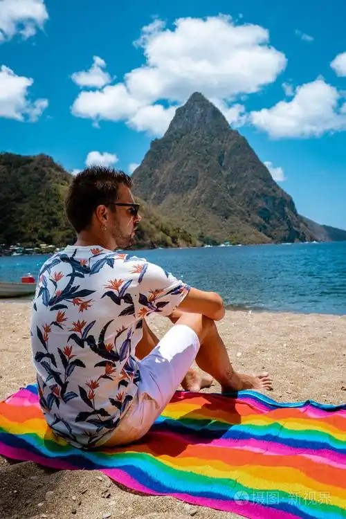 圣卢西亚加勒比海年轻人在热带岛屿圣卢西亚度假男人们在海滩附近游泳