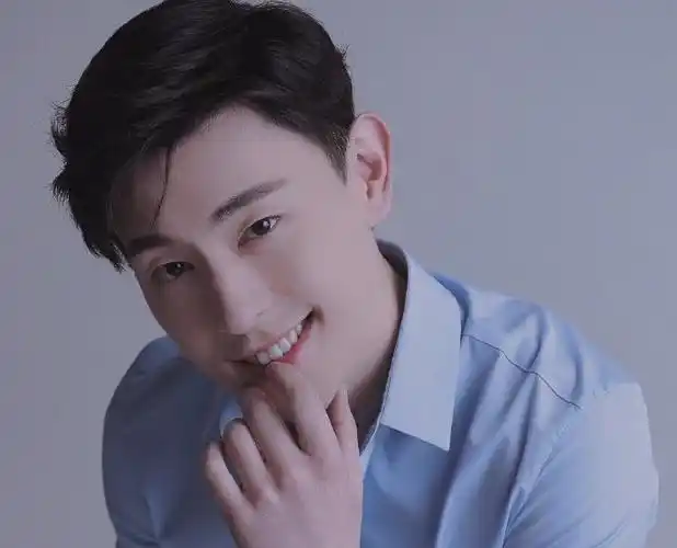 邓伦#周一需要这样笑容赐予力量早上好我的心肝儿