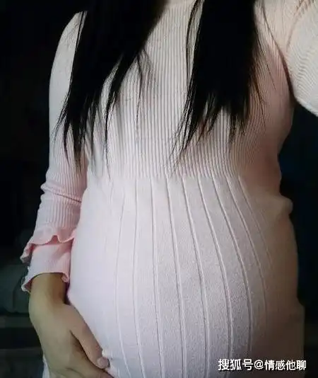 宝妈怀孕4个月后,肚子比普通的孕妇大很多,孩子出生后又喜又忧
